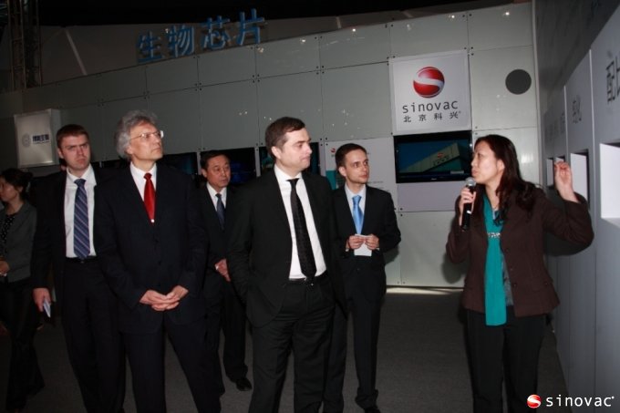 俄罗斯副总理弗拉季斯拉夫•苏尔科夫参观北京金狮贵宾会展台